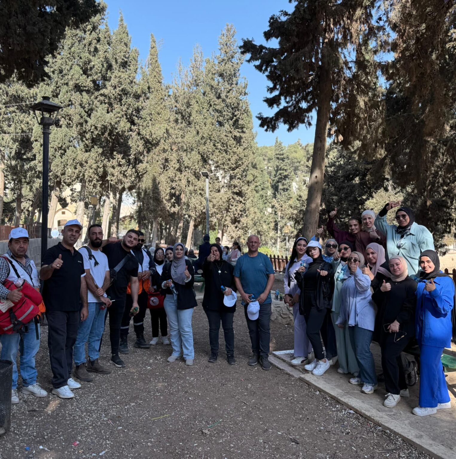 مؤسسة “الأفق” وجامعة فلسطين الأهلية تنفذان يوم عمل تطوعي